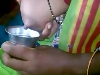 Doodhwali Nude Indian Aunty Lactating Boobs